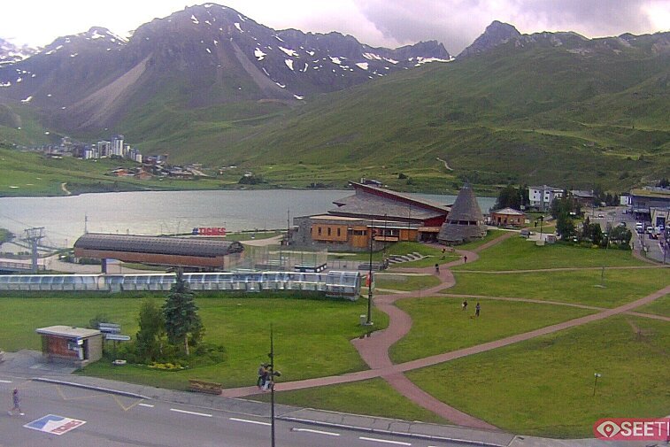 Superb panoramic webcam view over the expansive Tignes ski area and Espace Killy. The camera is situated at the Hotel Le Refuge, in the centre of Tignes Le Lac.