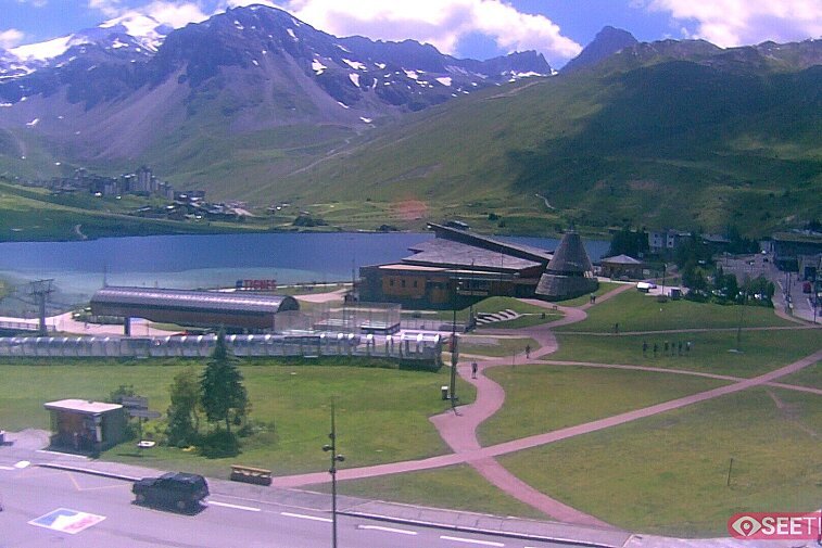 Superb panoramic webcam view over the expansive Tignes ski area and Espace Killy. The camera is situated at the Hotel Le Refuge, in the centre of Tignes Le Lac.