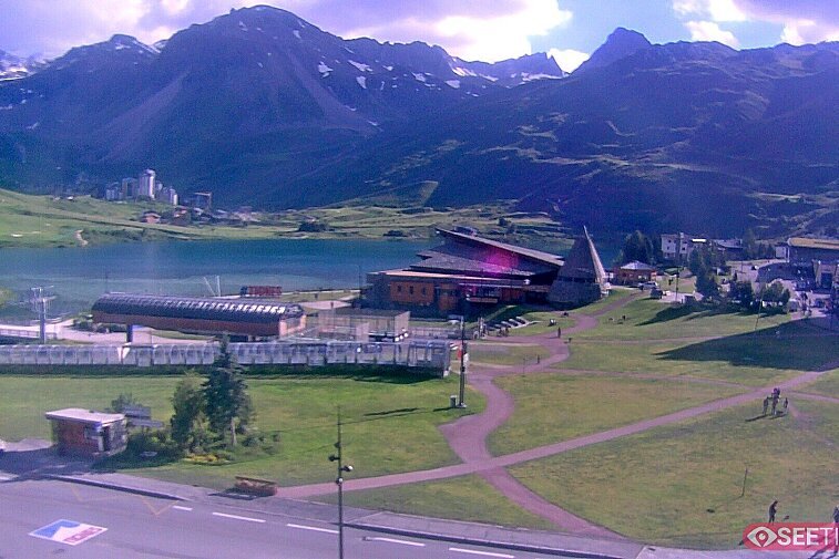 Superb panoramic webcam view over the expansive Tignes ski area and Espace Killy. The camera is situated at the Hotel Le Refuge, in the centre of Tignes Le Lac.