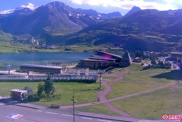 Superb panoramic webcam view over the expansive Tignes ski area and Espace Killy. The camera is situated at the Hotel Le Refuge, in the centre of Tignes Le Lac.