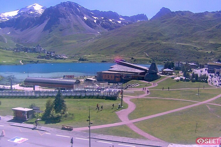 Superb panoramic webcam view over the expansive Tignes ski area and Espace Killy. The camera is situated at the Hotel Le Refuge, in the centre of Tignes Le Lac.