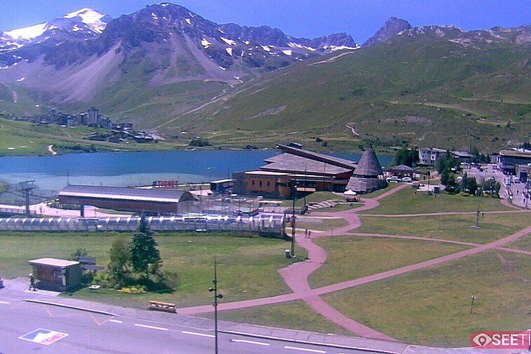 Superb panoramic webcam view over the expansive Tignes ski area and Espace Killy. The camera is situated at the Hotel Le Refuge, in the centre of Tignes Le Lac.