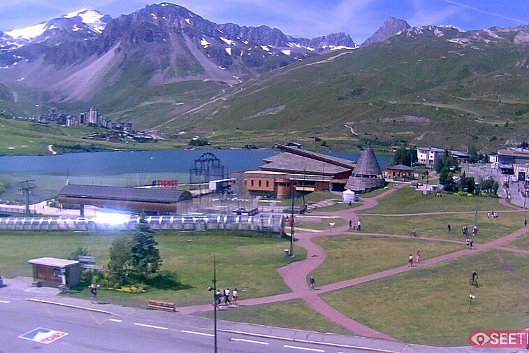 Superb panoramic webcam view over the expansive Tignes ski area and Espace Killy. The camera is situated at the Hotel Le Refuge, in the centre of Tignes Le Lac.