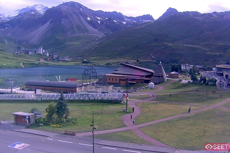 Superb panoramic webcam view over the expansive Tignes ski area and Espace Killy. The camera is situated at the Hotel Le Refuge, in the centre of Tignes Le Lac.