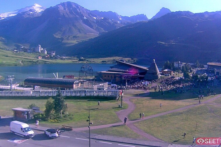 Superb panoramic webcam view over the expansive Tignes ski area and Espace Killy. The camera is situated at the Hotel Le Refuge, in the centre of Tignes Le Lac.