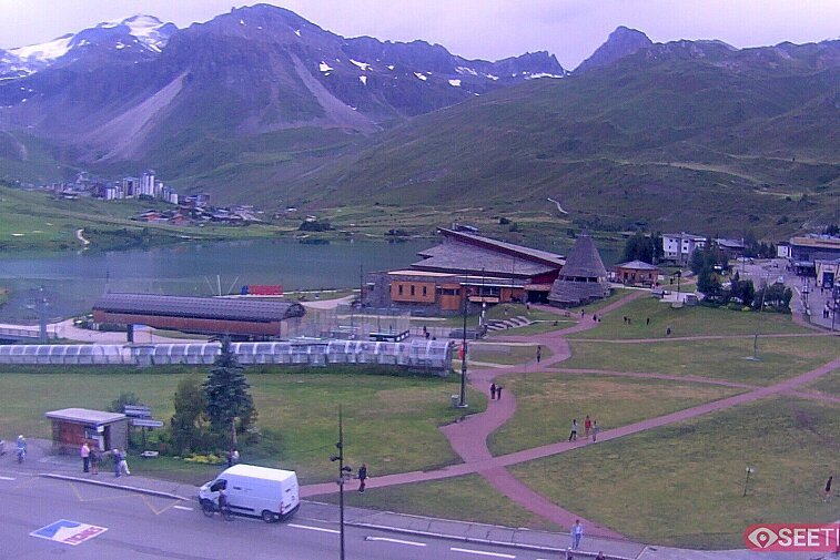 Superb panoramic webcam view over the expansive Tignes ski area and Espace Killy. The camera is situated at the Hotel Le Refuge, in the centre of Tignes Le Lac.