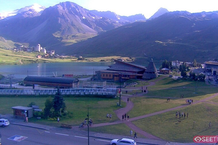 Superb panoramic webcam view over the expansive Tignes ski area and Espace Killy. The camera is situated at the Hotel Le Refuge, in the centre of Tignes Le Lac.