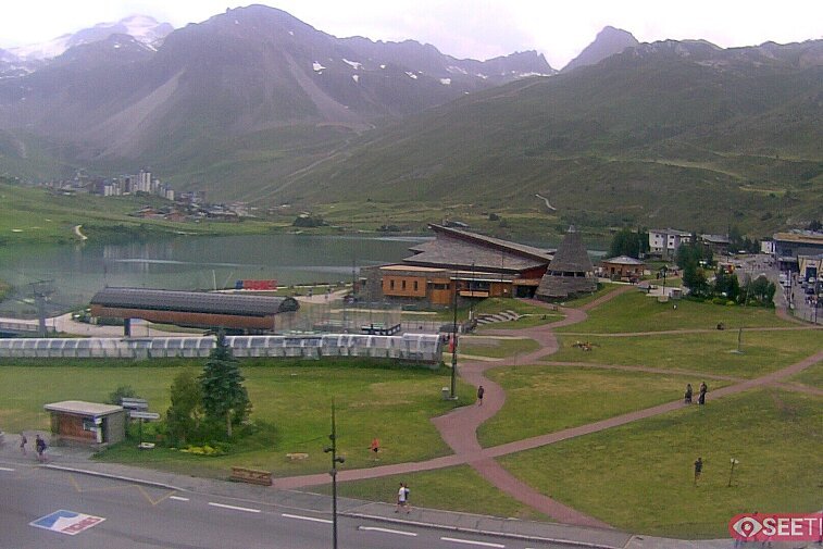 Superb panoramic webcam view over the expansive Tignes ski area and Espace Killy. The camera is situated at the Hotel Le Refuge, in the centre of Tignes Le Lac.