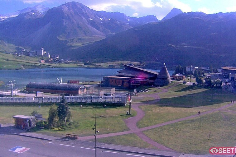Superb panoramic webcam view over the expansive Tignes ski area and Espace Killy. The camera is situated at the Hotel Le Refuge, in the centre of Tignes Le Lac.