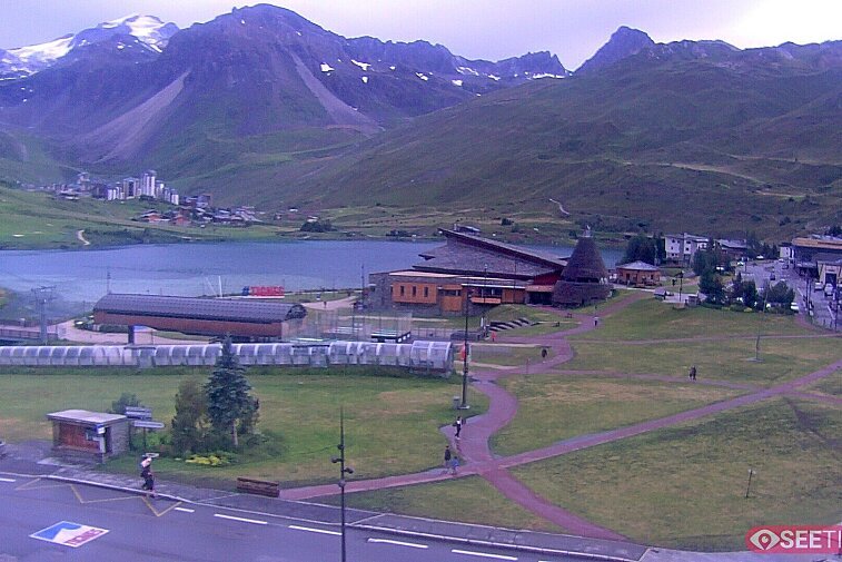 Superb panoramic webcam view over the expansive Tignes ski area and Espace Killy. The camera is situated at the Hotel Le Refuge, in the centre of Tignes Le Lac.