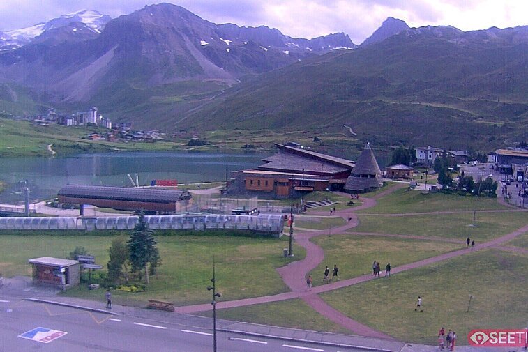 Superb panoramic webcam view over the expansive Tignes ski area and Espace Killy. The camera is situated at the Hotel Le Refuge, in the centre of Tignes Le Lac.