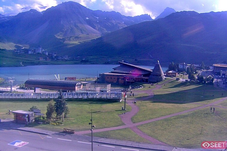 Superb panoramic webcam view over the expansive Tignes ski area and Espace Killy. The camera is situated at the Hotel Le Refuge, in the centre of Tignes Le Lac.