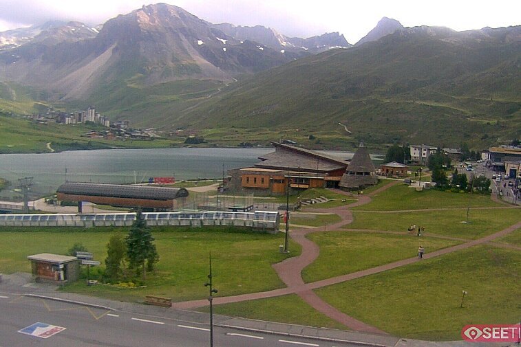 Superb panoramic webcam view over the expansive Tignes ski area and Espace Killy. The camera is situated at the Hotel Le Refuge, in the centre of Tignes Le Lac.
