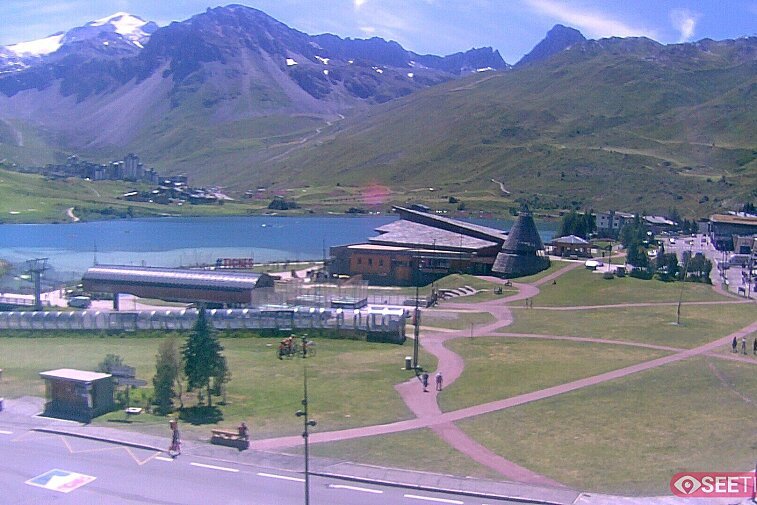 Superb panoramic webcam view over the expansive Tignes ski area and Espace Killy. The camera is situated at the Hotel Le Refuge, in the centre of Tignes Le Lac.