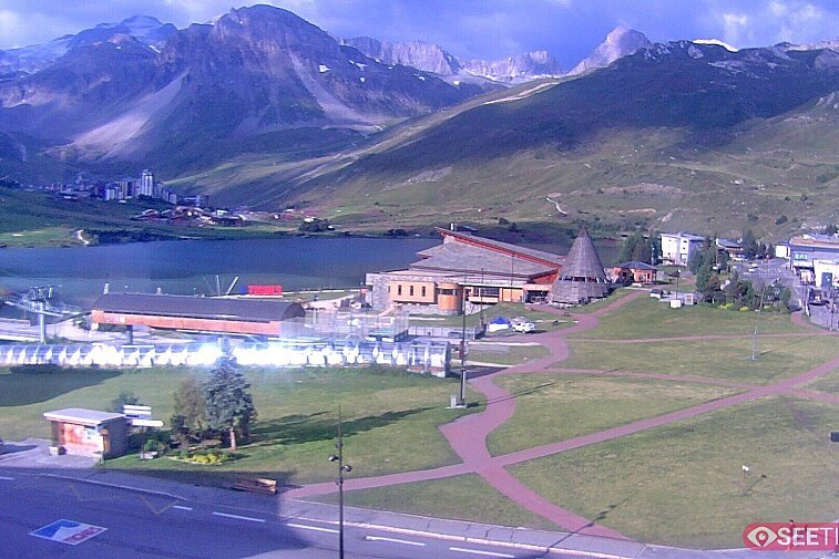 Superb panoramic webcam view over the expansive Tignes ski area and Espace Killy. The camera is situated at the Hotel Le Refuge, in the centre of Tignes Le Lac.