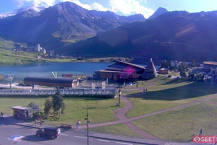 Superb panoramic webcam view over the expansive Tignes ski area and Espace Killy. The camera is situated at the Hotel Le Refuge, in the centre of Tignes Le Lac.