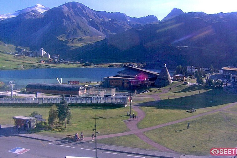 Superb panoramic webcam view over the expansive Tignes ski area and Espace Killy. The camera is situated at the Hotel Le Refuge, in the centre of Tignes Le Lac.