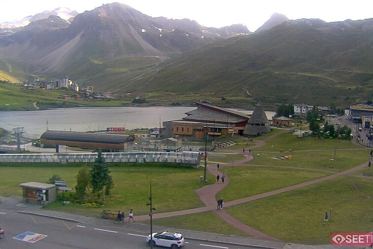 Superb panoramic webcam view over the expansive Tignes ski area and Espace Killy. The camera is situated at the Hotel Le Refuge, in the centre of Tignes Le Lac.