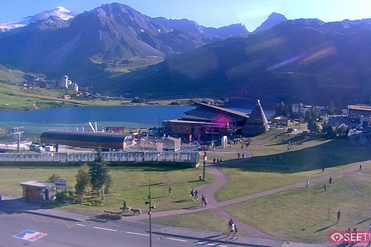 Superb panoramic webcam view over the expansive Tignes ski area and Espace Killy. The camera is situated at the Hotel Le Refuge, in the centre of Tignes Le Lac.