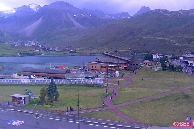 Superb panoramic webcam view over the expansive Tignes ski area and Espace Killy. The camera is situated at the Hotel Le Refuge, in the centre of Tignes Le Lac.