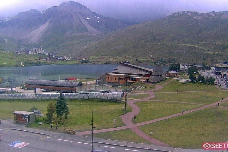 Superb panoramic webcam view over the expansive Tignes ski area and Espace Killy. The camera is situated at the Hotel Le Refuge, in the centre of Tignes Le Lac.