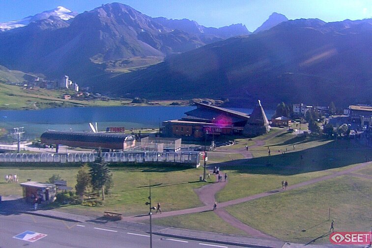 Superb panoramic webcam view over the expansive Tignes ski area and Espace Killy. The camera is situated at the Hotel Le Refuge, in the centre of Tignes Le Lac.