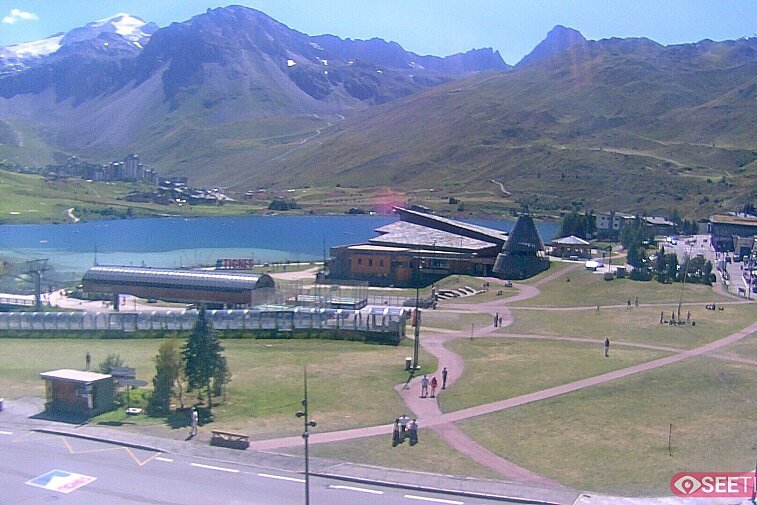 Superb panoramic webcam view over the expansive Tignes ski area and Espace Killy. The camera is situated at the Hotel Le Refuge, in the centre of Tignes Le Lac.