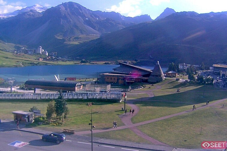 Superb panoramic webcam view over the expansive Tignes ski area and Espace Killy. The camera is situated at the Hotel Le Refuge, in the centre of Tignes Le Lac.
