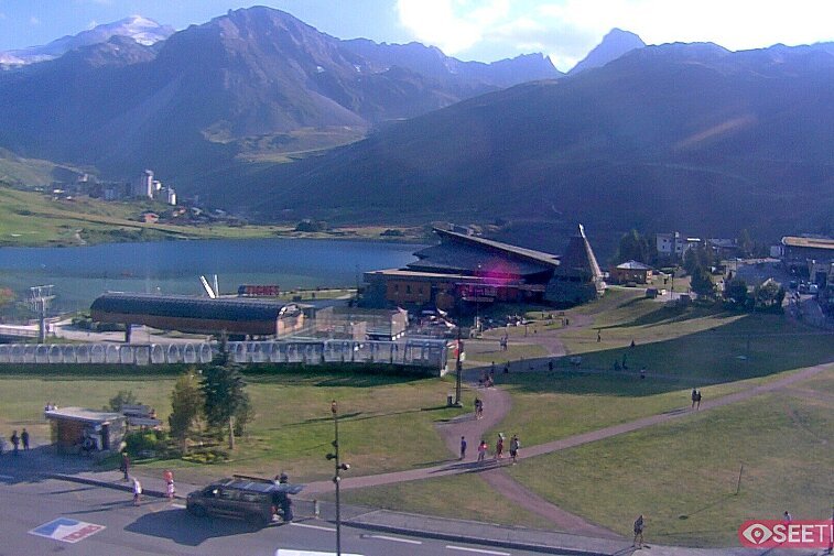 Superb panoramic webcam view over the expansive Tignes ski area and Espace Killy. The camera is situated at the Hotel Le Refuge, in the centre of Tignes Le Lac.