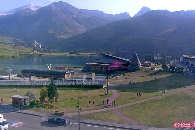 Superb panoramic webcam view over the expansive Tignes ski area and Espace Killy. The camera is situated at the Hotel Le Refuge, in the centre of Tignes Le Lac.