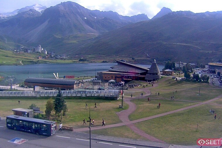 Superb panoramic webcam view over the expansive Tignes ski area and Espace Killy. The camera is situated at the Hotel Le Refuge, in the centre of Tignes Le Lac.