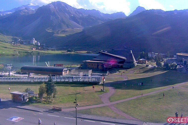 Superb panoramic webcam view over the expansive Tignes ski area and Espace Killy. The camera is situated at the Hotel Le Refuge, in the centre of Tignes Le Lac.