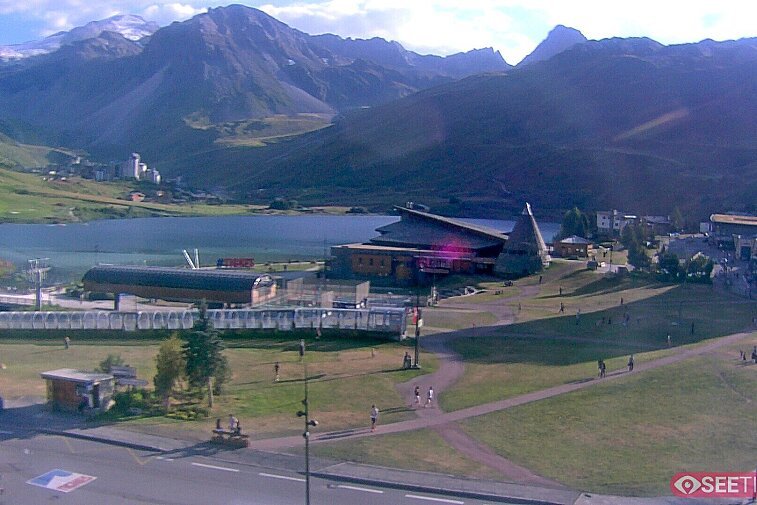 Superb panoramic webcam view over the expansive Tignes ski area and Espace Killy. The camera is situated at the Hotel Le Refuge, in the centre of Tignes Le Lac.