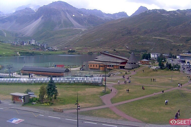 Superb panoramic webcam view over the expansive Tignes ski area and Espace Killy. The camera is situated at the Hotel Le Refuge, in the centre of Tignes Le Lac.