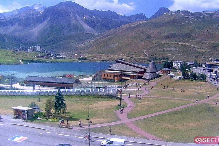 Superb panoramic webcam view over the expansive Tignes ski area and Espace Killy. The camera is situated at the Hotel Le Refuge, in the centre of Tignes Le Lac.