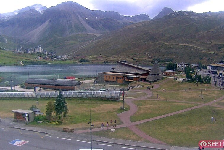 Superb panoramic webcam view over the expansive Tignes ski area and Espace Killy. The camera is situated at the Hotel Le Refuge, in the centre of Tignes Le Lac.