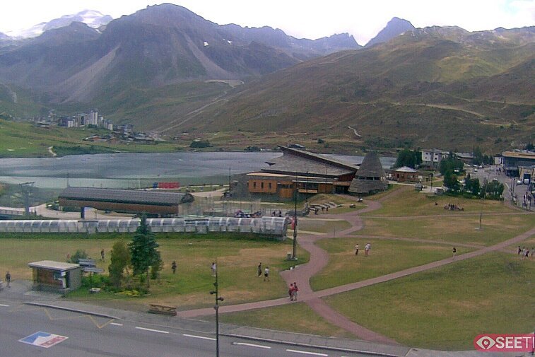 Superb panoramic webcam view over the expansive Tignes ski area and Espace Killy. The camera is situated at the Hotel Le Refuge, in the centre of Tignes Le Lac.