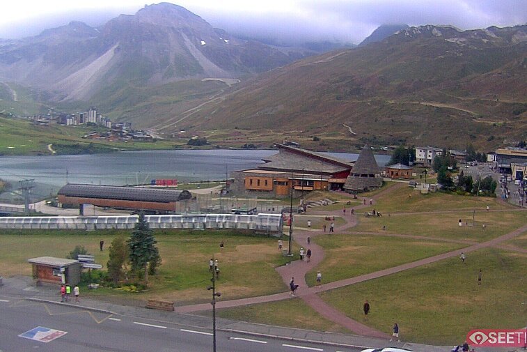 Superb panoramic webcam view over the expansive Tignes ski area and Espace Killy. The camera is situated at the Hotel Le Refuge, in the centre of Tignes Le Lac.