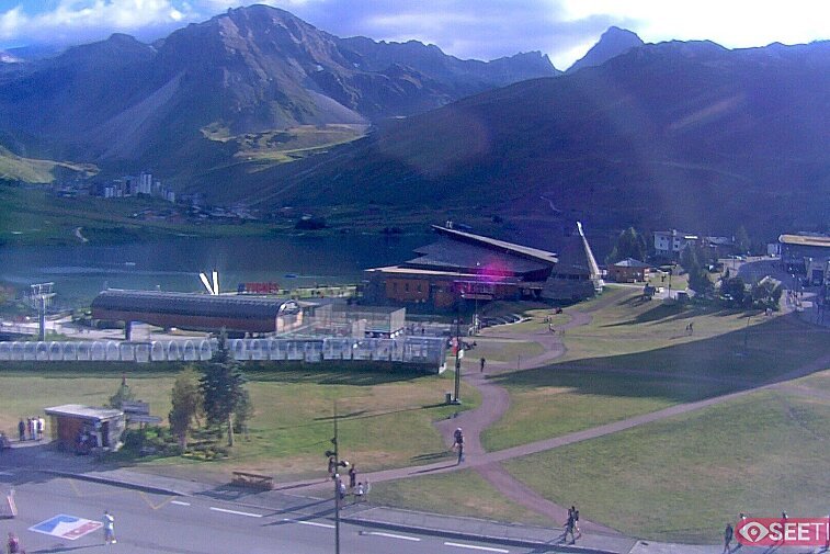 Superb panoramic webcam view over the expansive Tignes ski area and Espace Killy. The camera is situated at the Hotel Le Refuge, in the centre of Tignes Le Lac.