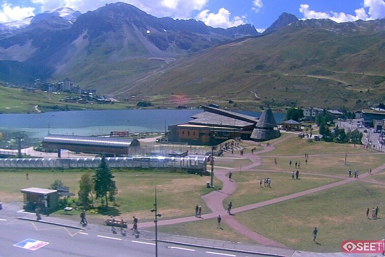 Superb panoramic webcam view over the expansive Tignes ski area and Espace Killy. The camera is situated at the Hotel Le Refuge, in the centre of Tignes Le Lac.