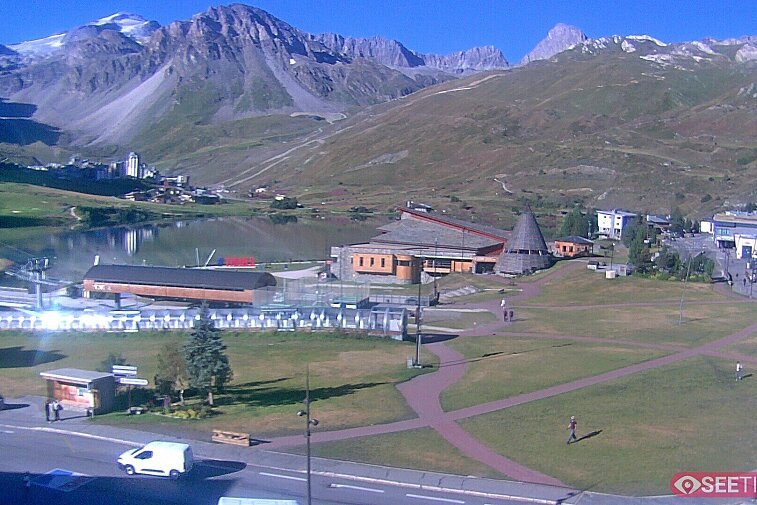 Superb panoramic webcam view over the expansive Tignes ski area and Espace Killy. The camera is situated at the Hotel Le Refuge, in the centre of Tignes Le Lac.