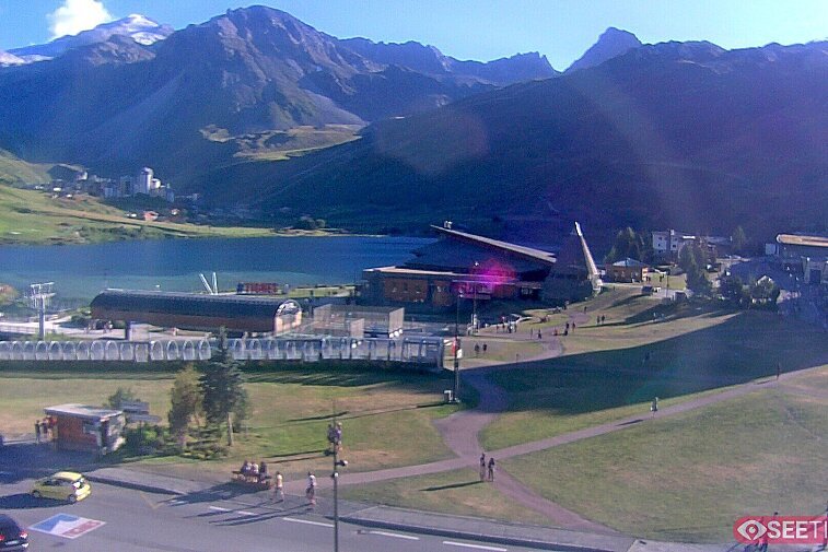 Superb panoramic webcam view over the expansive Tignes ski area and Espace Killy. The camera is situated at the Hotel Le Refuge, in the centre of Tignes Le Lac.