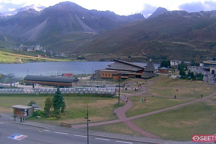 Superb panoramic webcam view over the expansive Tignes ski area and Espace Killy. The camera is situated at the Hotel Le Refuge, in the centre of Tignes Le Lac.