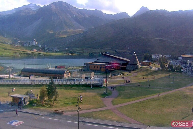 Superb panoramic webcam view over the expansive Tignes ski area and Espace Killy. The camera is situated at the Hotel Le Refuge, in the centre of Tignes Le Lac.