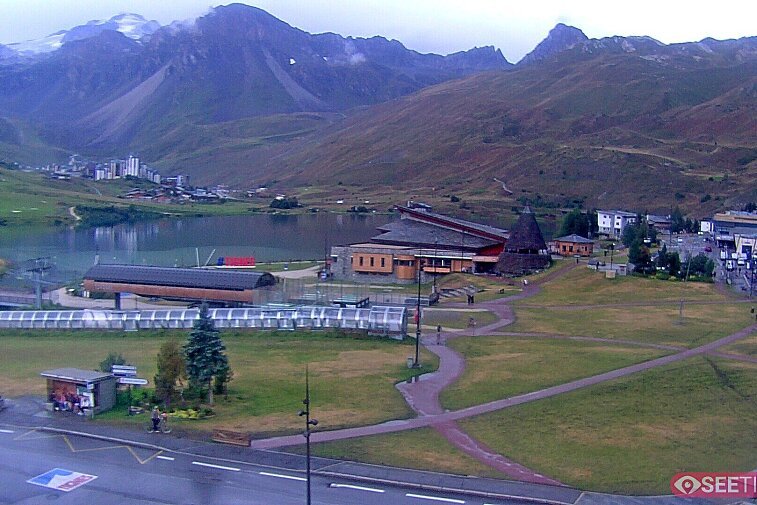 Superb panoramic webcam view over the expansive Tignes ski area and Espace Killy. The camera is situated at the Hotel Le Refuge, in the centre of Tignes Le Lac.