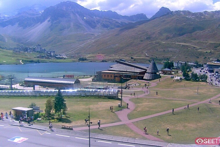 Superb panoramic webcam view over the expansive Tignes ski area and Espace Killy. The camera is situated at the Hotel Le Refuge, in the centre of Tignes Le Lac.