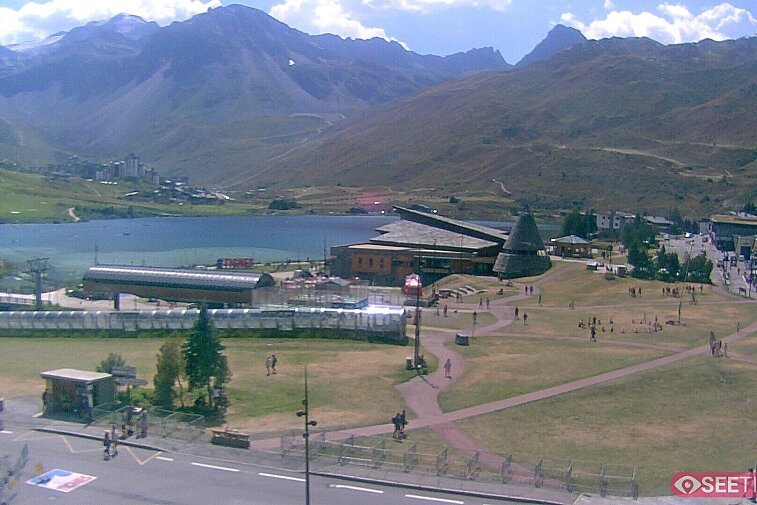Superb panoramic webcam view over the expansive Tignes ski area and Espace Killy. The camera is situated at the Hotel Le Refuge, in the centre of Tignes Le Lac.