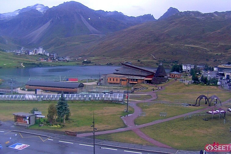 Superb panoramic webcam view over the expansive Tignes ski area and Espace Killy. The camera is situated at the Hotel Le Refuge, in the centre of Tignes Le Lac.