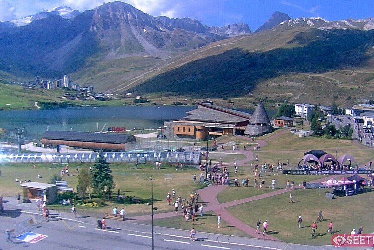 Superb panoramic webcam view over the expansive Tignes ski area and Espace Killy. The camera is situated at the Hotel Le Refuge, in the centre of Tignes Le Lac.
