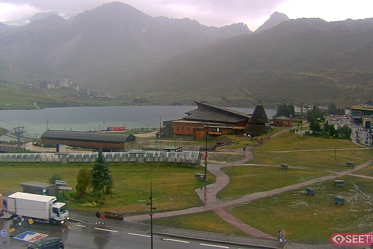 Superb panoramic webcam view over the expansive Tignes ski area and Espace Killy. The camera is situated at the Hotel Le Refuge, in the centre of Tignes Le Lac.